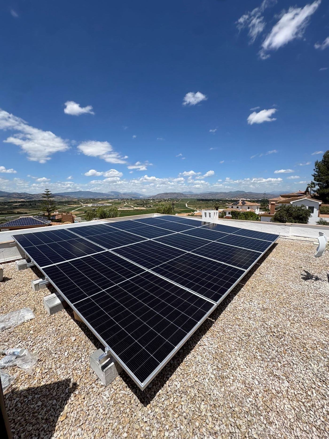 Instalación real de 14 placas solares en una cubierta plana de una villa en Coín