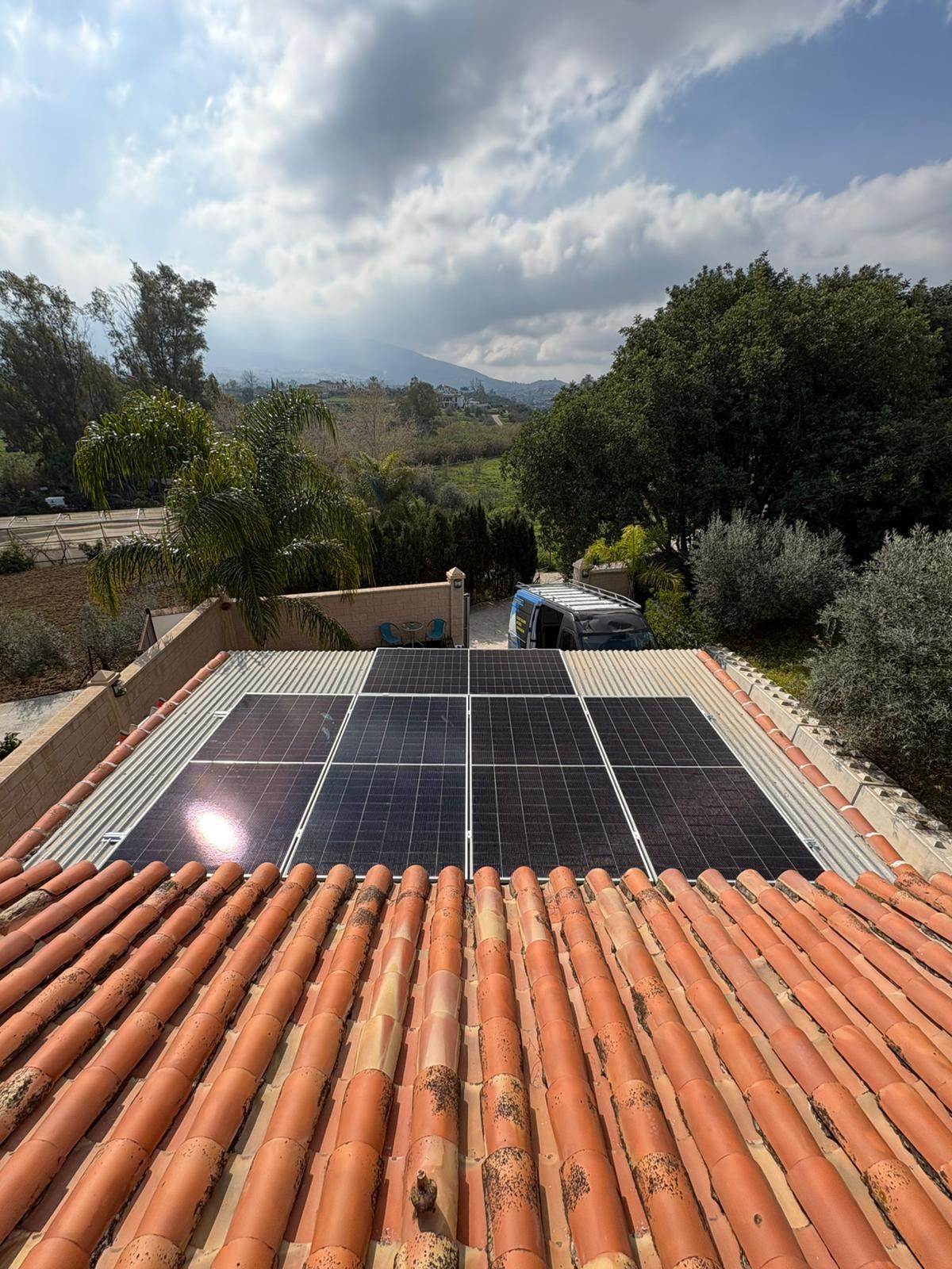 Instalación real de 16 placas solares en el tejado de una vivienda de Marbella